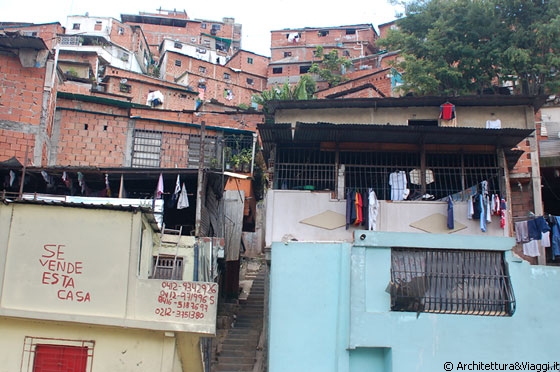VERSO CARACAS - Umili case abusive, chiamate Ranchos