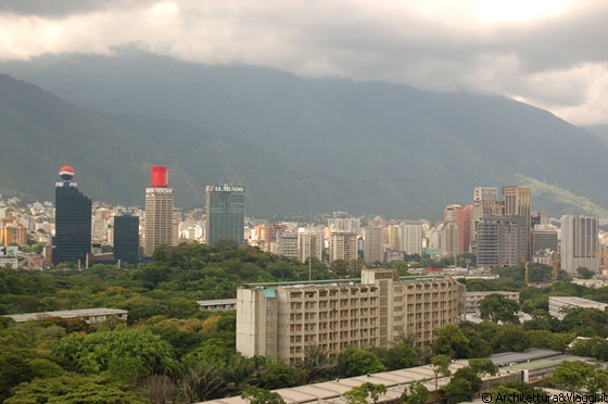 CARACAS - Vista panoramica sulla città - da Plaza Venezuela alla Sabana Grande: sulla sinistra l'ampia zona verde del Jardin Botanico