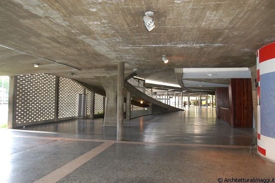 CITTA' UNIVERSITARIA DI CARACAS - Piazza Coperta: sulla destra murale su semicilindro di Mateo Manaure