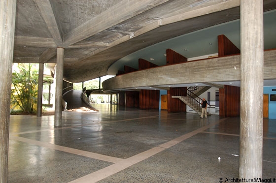 UCV CARACAS - La piazza coperta di CARLOS RAUL VILLANUEVA 