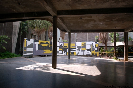 UCV CARACAS - Tetti aggettanti e a sbalzo determinano un forte rapporto tra esterno ed interno, tra luci ed ombre, contribuendo a creare una forte spazialità e plasticità di questo ambiente