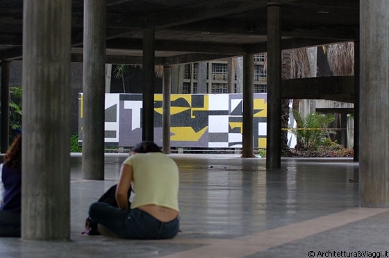 UNIVERSITA' CENTRALE DEL VENEZUELA - Studenti seduti sui pavimenti della Piazza Coperta