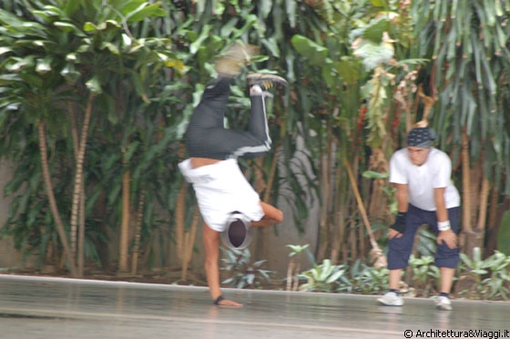 UNIVERSITA' CENTRALE DEL VENEZUELA - Al riparo dalla pioggia nella Piazza Coperta, osserviamo questi giovani studenti mentre provano la loro breakdance 
