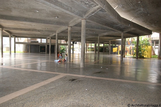 UCV CARACAS - La Piazza Coperta è luogo di incontro, di svago e di sosta all'interno del campus ed abbiamo sperimentato di persona che è anche luogo di riparo nei periodi di pioggia