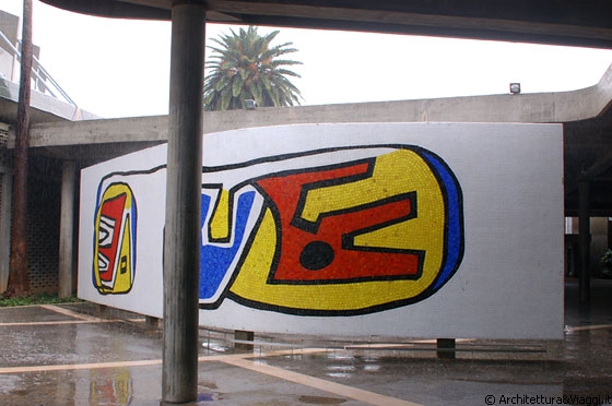 UCV CARACAS - Bimural di Fernand Léger in uno dei patii della Piazza Coperta Carlos Raul Villanueva