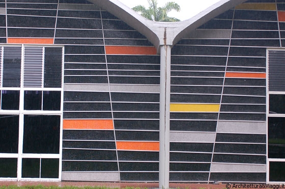 UCV CARACAS - Biblioteca di Ingegneria - particolare della trama della facciata