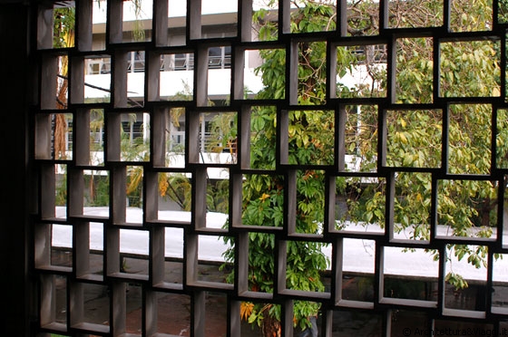 UCV CARACAS - Particolare del motivo a griglia traforato dell'atrio della Facultad de Humanidades y Educacìon 