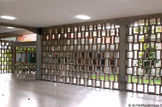 UNIVERSITA' CENTRALE DEL VENEZUELA - L'atrio al piano terra della Facultad de Humanidades y Educacìon si affaccia su  patii e giardini