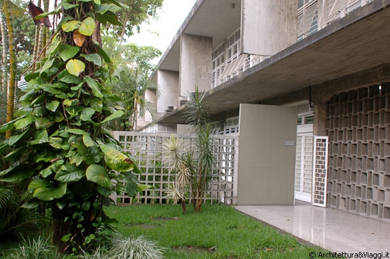 UNIVERSITA' CENTRALE DEL VENEZUELA - L'uso di gallerie coperte e di cortili interni reinterpreta gli elementi tradizionali dell'architettura coloniale sudamericana