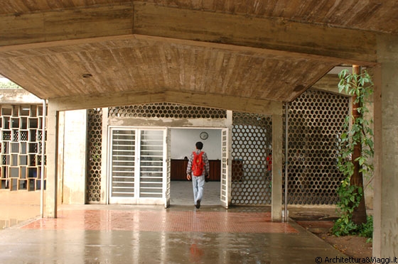 UCV CARACAS - Da questo percorso coperto entriamo nella Facoltà di Architettura