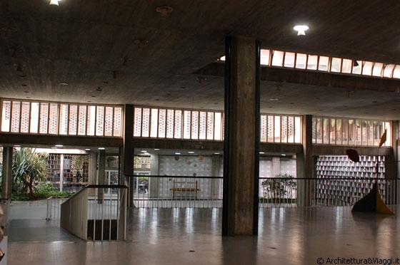 UCV CARACAS - L'Auditorio e la Biblioteca della Facoltà di Architettura e Urbanistica si aprono sul grande atrio centrale