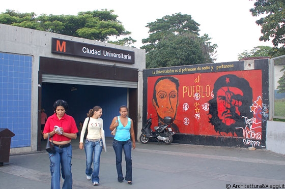 CARACAS - Metro Ciudad Universitaria - Dipinto a tema rivoluzionario: Bolivar e Che Guevara
