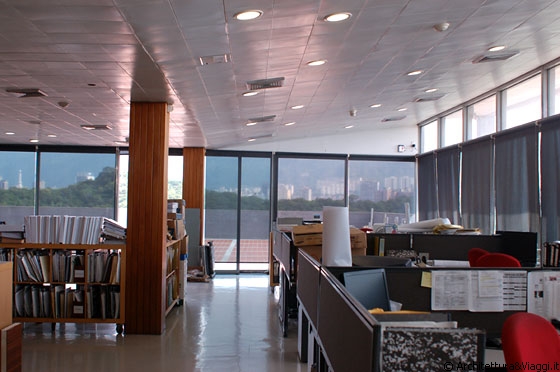 UCV CARACAS - Risaliamo all'ultimo piano della Biblioteca Centrale, chiedendo di farci visitare l'Aula Magna