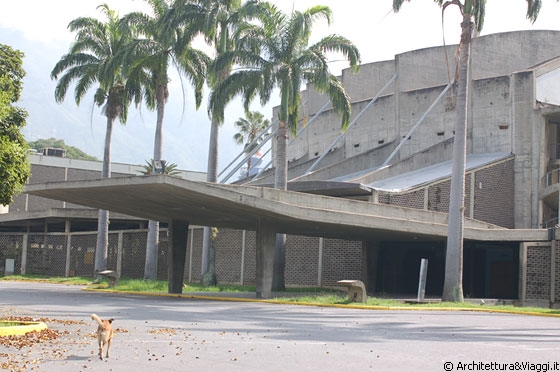 UCV CARACAS - Purtroppo non siamo riusciti a visitare l'interno dell'Aula Magna perchè, pur essendo Patrimonio dell'Umanità, risente del periodo di ferie agostane