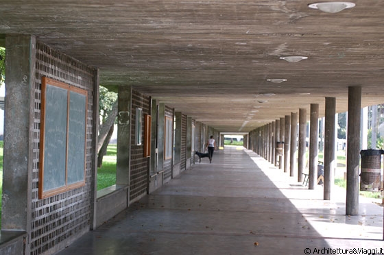 UCV CARACAS - Le gallerie ed i percorsi coperti sono attrezzati con lavagne - qui gli studenti possono studiare e confrontarsi all'aperto all'ombra del sole e al riparo dalla pioggia