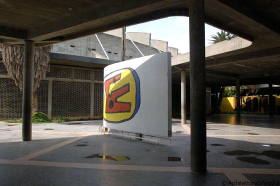 UCV CARACAS - L'acqua piovana penetra all'interno dei patii, enfatizzando il concetto che la natura, il clima e le stagioni entrano nell'architettura e negli spazi creati dall'uomo