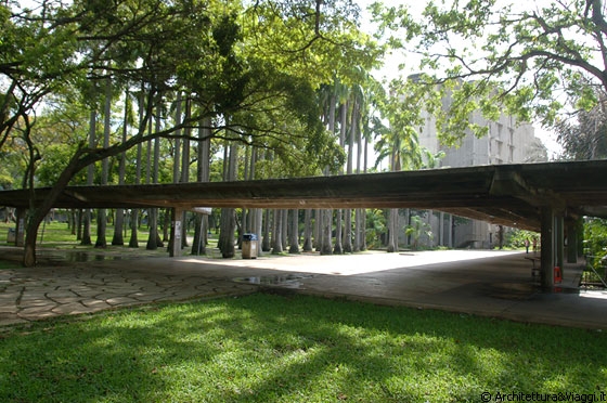 UCV CARACAS - Percorsi coperti e gallerie attraversano tutta la cittadella universitaria consentendo la pedonalizzazione del campus al riparo dagli agenti atmosferici