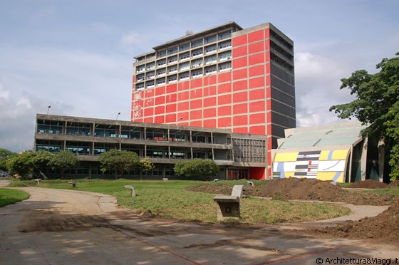 CITTA' UNIVERSITARIA DI CARACAS - Settore 1: Biblioteca Centrale, Aule di Psicologia e Istituto di Filologia (edificio rosso) e Sala Concerti con il murale di Mateo Manaure