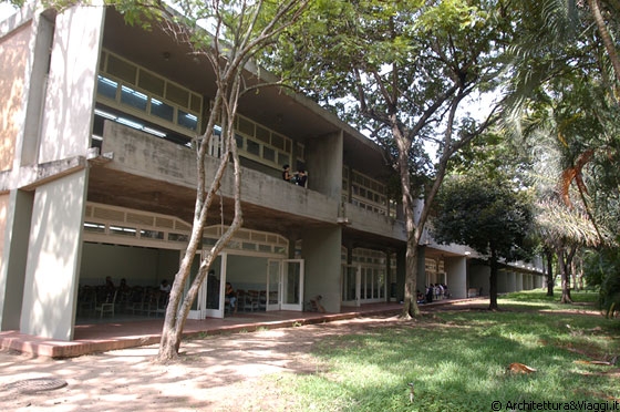 UCV CARACAS - Il padiglione della Facoltà di Diritto, di chiara impostazione moderna - è tutto proteso sul giardino esterno 
