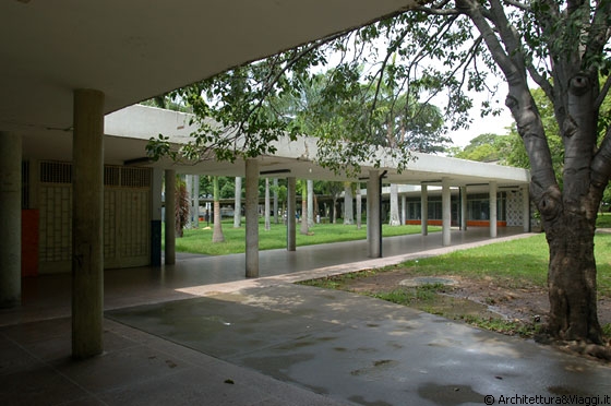 UCV CARACAS - Gallerie esterne collegano la mensa ai padiglioni circostanti