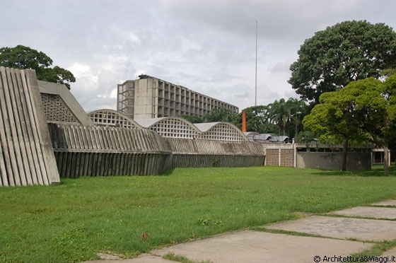 UCV CARACAS - I volumi della Mensa Universitaria con coperture di tipo diverso