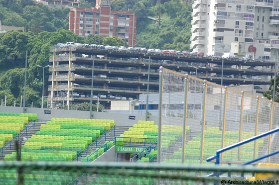 UCV CARACAS - Oltre le tribune colorate dello Satdio Olimpico c'è questo grande parcheggio multipiano ai margini del perimetro della cittadella 