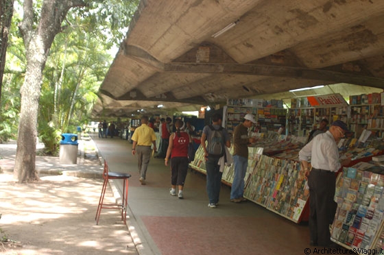 UCV CARACAS - Questo campus universitario viene molto vissuto tra bar, gallerie con bancarelle, parchi e spazi verdi