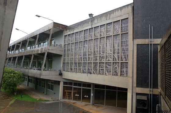 UCV CARACAS - La Biblioteca Centrale e la vetrata di Fernard Léger vista dall'esterno