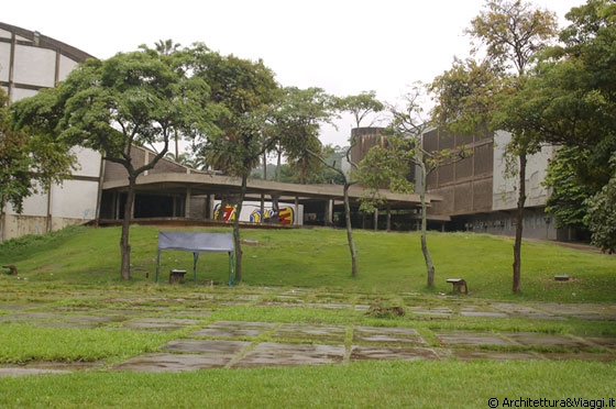 UCV CARACAS - Dal gruppo di padiglioni del settore 5 ritorniamo verso la Piazza Coperta ed intravediamo Bimural di Fernand Léger