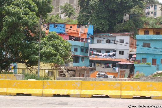 VERSO LA MAIQUETIA - Pezzi di città abusivi e mal costruiti e mentre viaggiamo facciamo il bilancio sul Venezuela