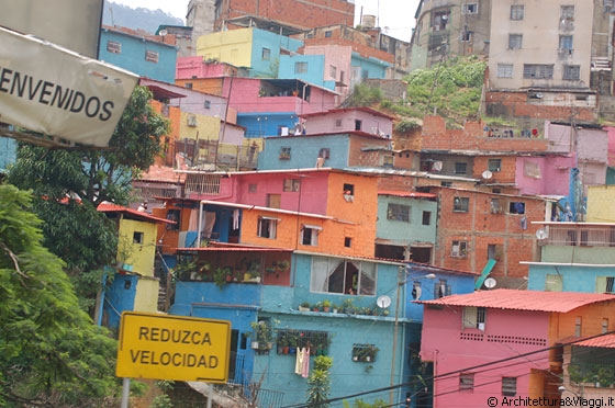 VERSO LA MAIQUETIA - Questo vivace e colorato barrios sembra un pò meno triste di altri sobborghi