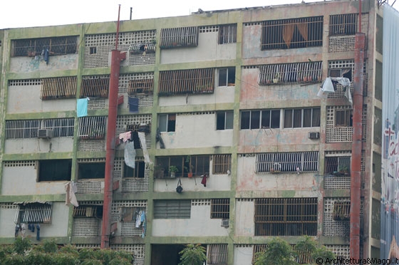 VERSO LA MAIQUETIA - Un fatiscente condominio cattura la nostra attenzione