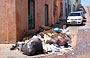 CIUDAD BOLIVAR. E' domenica e per le stradine deserte troviamo mucchi di rifiuti