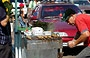 CIUDAD BOLIVAR. Venditori ambulanti e spiedini cotti al volo lungo l'animato Paseo Orinoco