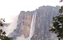 SALTO ANGEL. Con i suoi 979 m il Salto Angel è la cascata più alta del mondo che discende dal monte Auyantepui, nello stato Bolivar