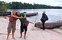 LAGUNA DI CANAIMA. Io e la nostra guida pemon Jose Francisco Camino scherziamo prima di salire sulla barca e dirigerci a Salto El Sapo