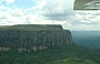 VERSO CIUDAD BOLIVAR. Dall'aereo proprio sotto le nuvole ci godiamo il paesaggio ed ammiriamo i caratteristici tepuis - si intravedono molte cascate d'acqua