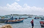 CHICHIRIVICHE. Dal molo, oltre le barche, vista su Cayo Muerto, il cayo più vicino