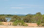 CAYO PUNTA BRAVA. Con la camionetta attraversiamo questo cayo, collegato a Tucacas da un ponte e raggiungiamo il molo delle barche - dopo il ponte l'asfalto lascia il posto alla terra rossa