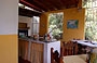 PUERTO COLOMBIA. Posada La Parchita - zona cucina con tavoli per la colazione 