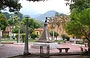PUERTO COLOMBIA. L'ombrosa piazza del villaggio con il monumento al centro
