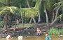 PLAYA CEPE. Dietro la spiaggia giovani venezuelani e giocano e fanno il bagno nelle acque stagnanti di questo fiume