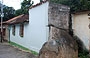 CHORONI'. Questo piccolo edificio si appoggia a questo grosso masso - sullo fondo la rigogliosa vegetazione del fiume 