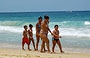 STATO DI ARAGUA. Una famiglia venezuelana passeggia sulla spiaggia di Playa Grande