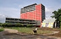 CITTA' UNIVERSITARIA DI CARACAS. Settore 1: Biblioteca Centrale, Aule di Psicologia e Istituto di Filologia (edificio rosso) e Sala Concerti con il murale di Mateo Manaure