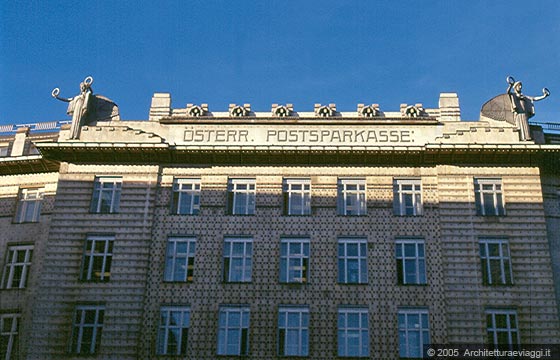 L'AREA DEL RING - Postsparkassenamt in Georg-Coch Platz: particolare del cornicione superiore