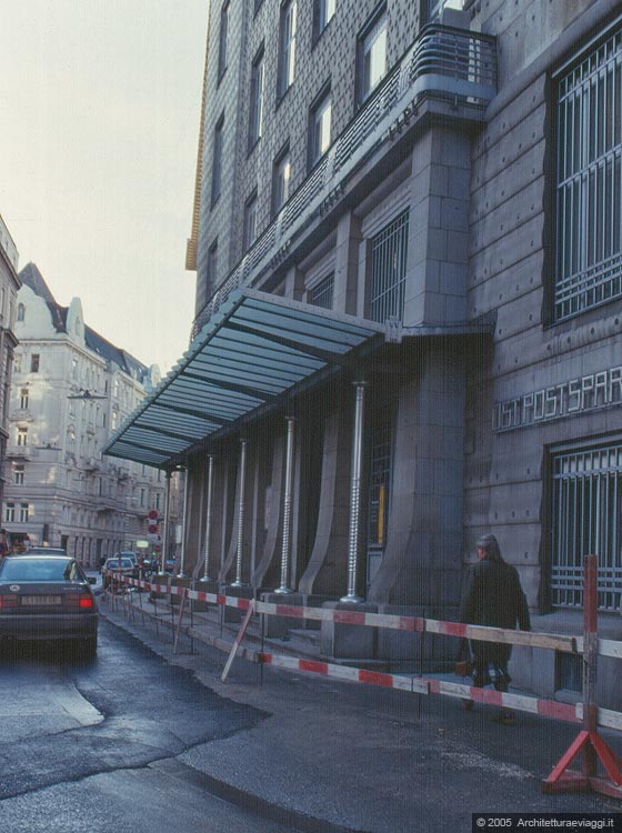  L'AREA DEL RING - Particolare dell'ingresso della Banca postale in Georg-Coch Platz 