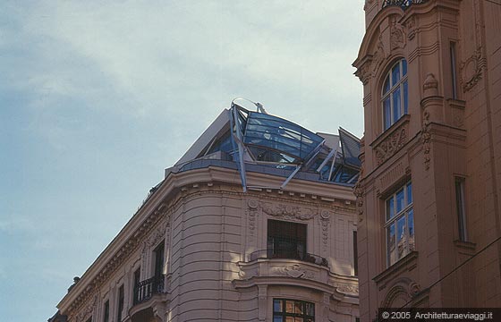 L'AREA DEL RING - Uffici hi-tech in acciaio e vetro di Coop Himmelbau all'attico dell'edificio in Falkestrasse 