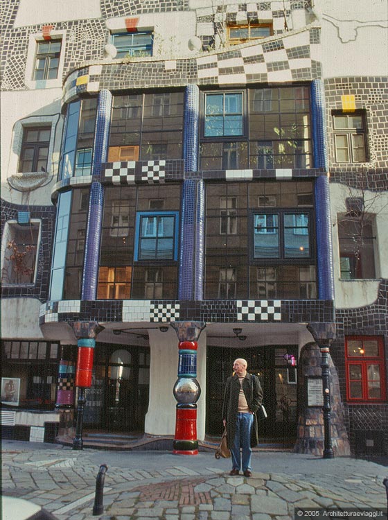  VIENNA TRA IL RING E IL GURTEL  - Il babbo posa sullo sfondo della KunstHaus Wien in Weissgerberstrasse