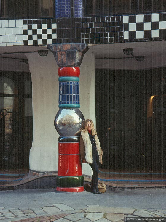 VIENNA TRA IL RING E IL GURTEL  - Io appoggiata ad una colonna del portico della KunstHaus Wien in Weissgerberstrasse